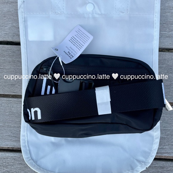🖤NWT🤍Lululemon Athletica Everywhere Belt Bag in Black/White - Extended Strap - Picture 2 of 15
